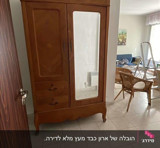 ארון עץ עם מראה בחדר, סולם וכיסאות קש